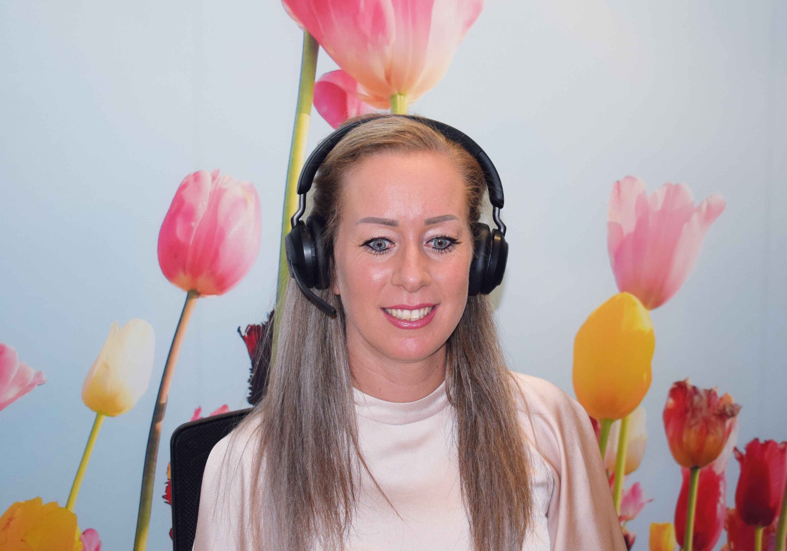 Helpdeskmedewerker CSI met koptelefoon op