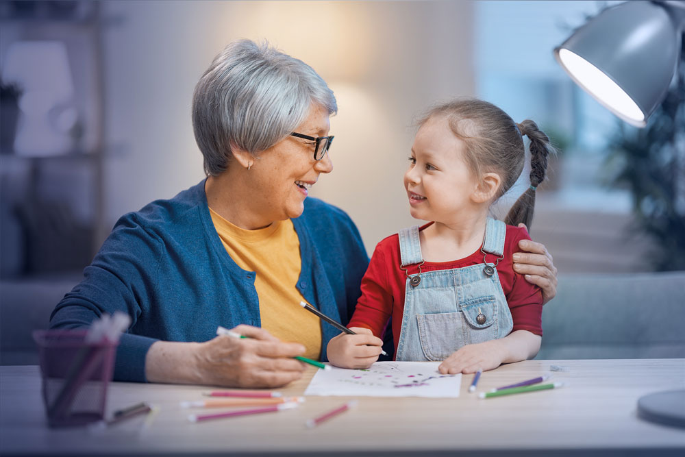 Alarm voor ouderen via zorgverzekering oma met kleindochter