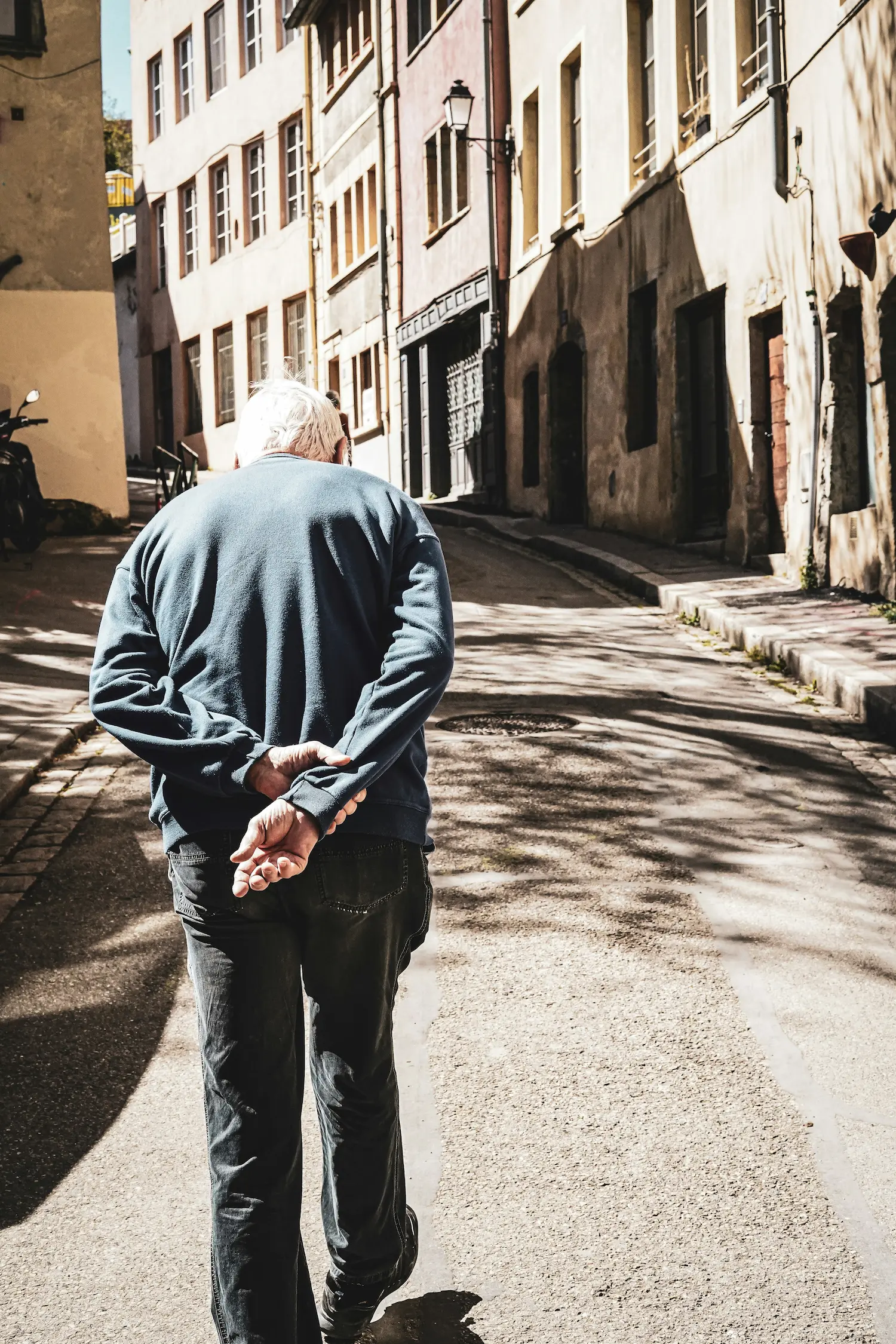 Dementerende oudere man loopt verdwaald door de stad