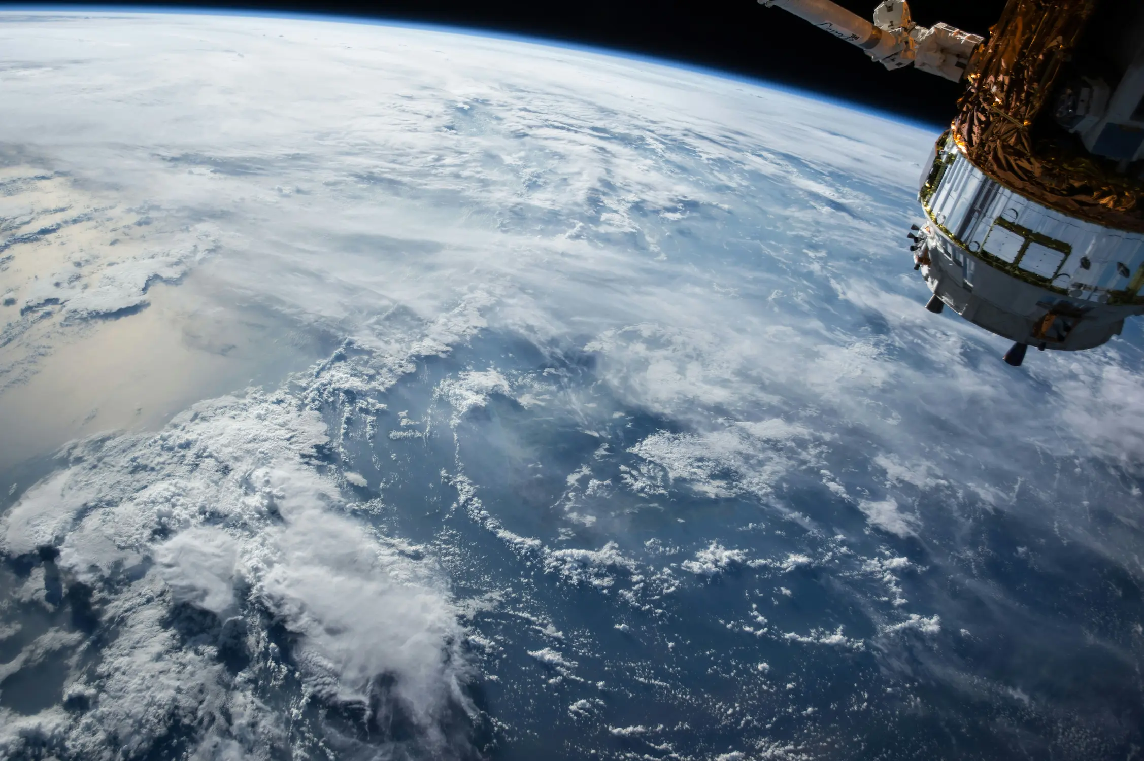 Eén van de satellieten die boven de aarde zweeft om een GPS signaal mogelijk te maken