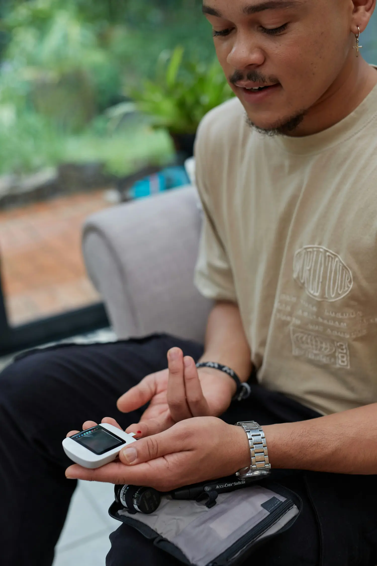Jongeman met diabetes gebruikt persoonsalarmering