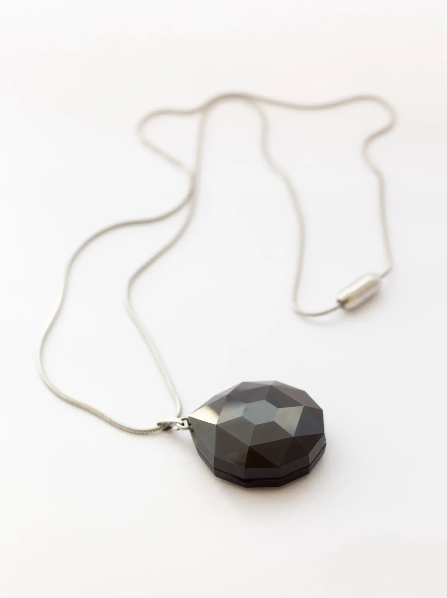 Alarmketting voor senioren in de vorm van stijlvol collier Ellis
