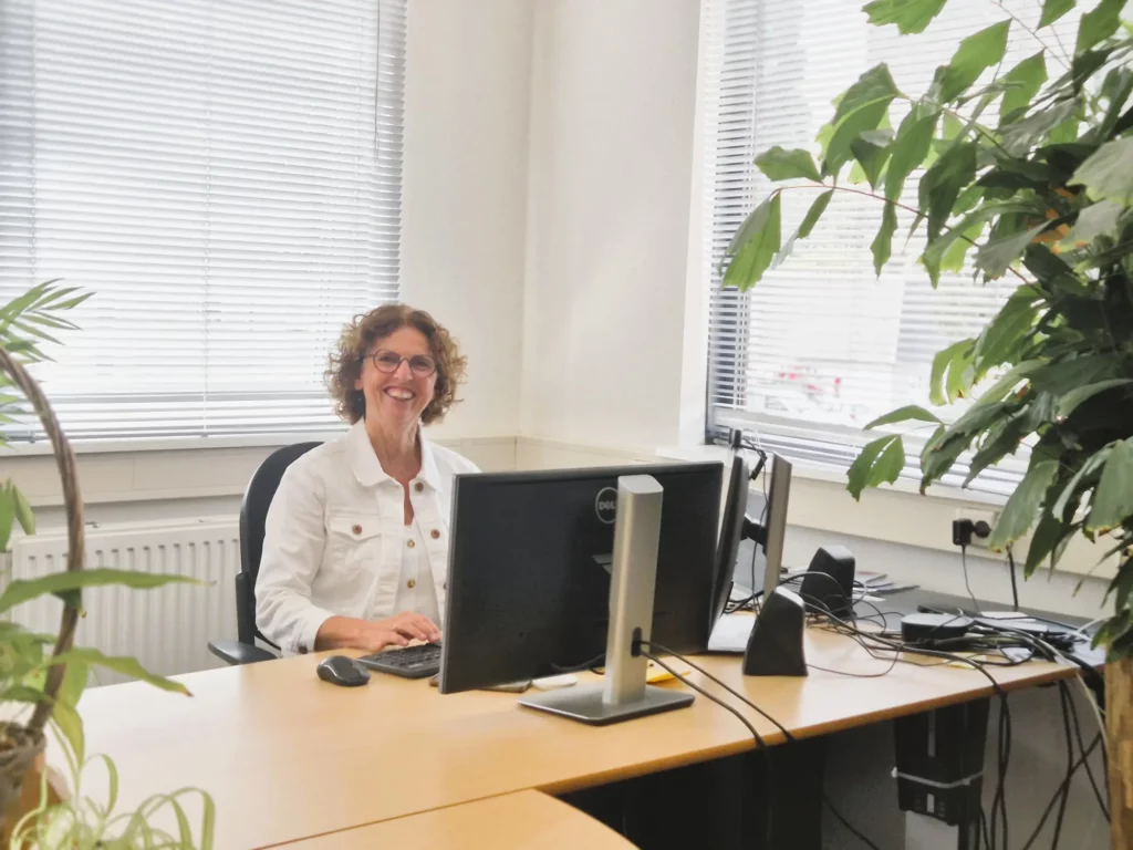 Directeur van CSI Yvonne Warmerdam achter haar bureau